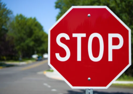 дорожный знак STOP в США